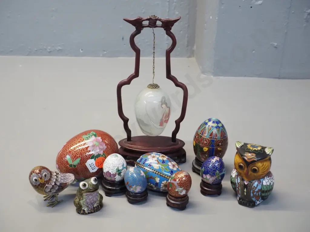 assorted cloisonne items - 7 eggs, some with stands & 3 animal figures - and Chinesed interior-painted glass hanging Image 1++