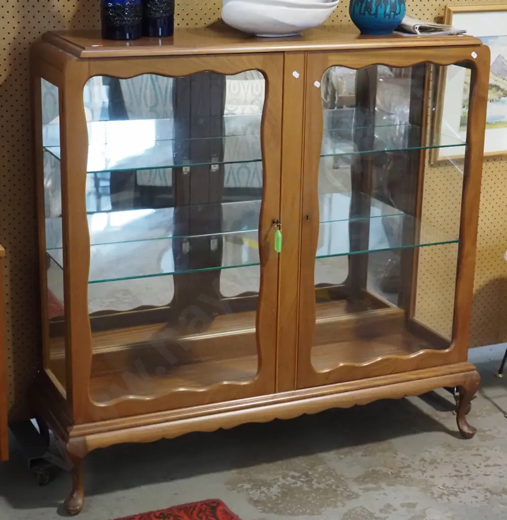 reproduction mahogany 2-door china cabinet with 2 adjustable glass shelves, lock & key H-1145 W-1140 D-350 Image 1++