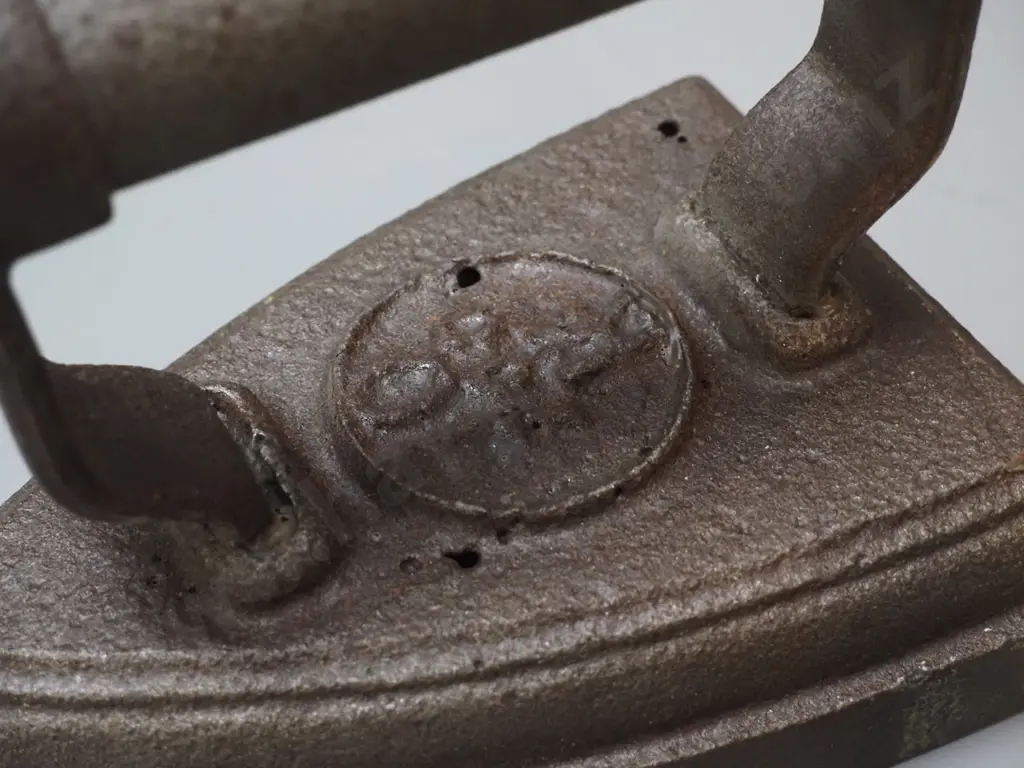 3 vintage cast iron sad irons - one Crawfords, others with K logo, largest is H-130 L-180 Image 1++