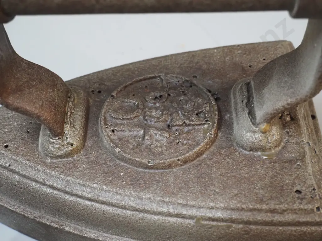3 vintage cast iron sad irons - one Crawfords, others with K logo, largest is H-130 L-180 Image 1++