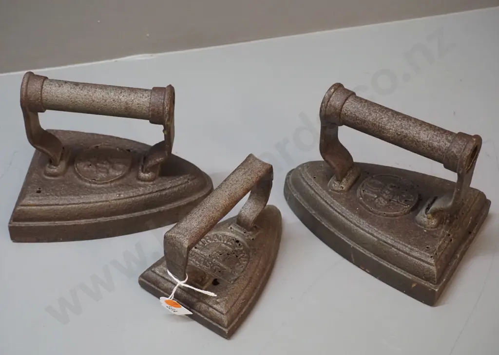 3 vintage cast iron sad irons - one Crawfords, others with K logo, largest is H-130 L-180 Image 1++
