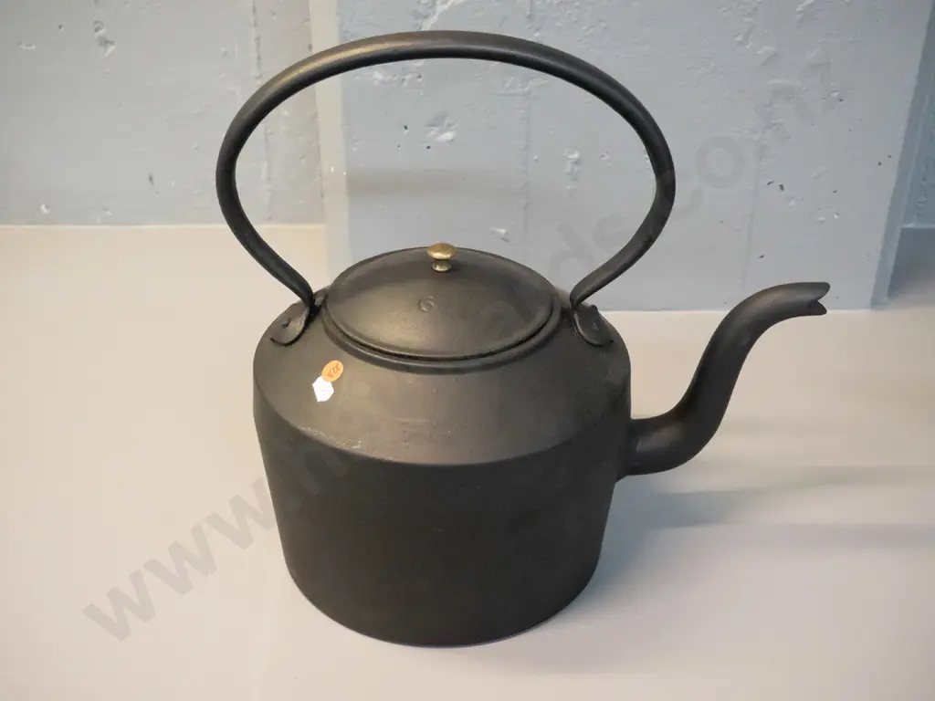 cast iron kettle, brass knob on lid - marked Kenrick No. 6 H-390 Image 1++
