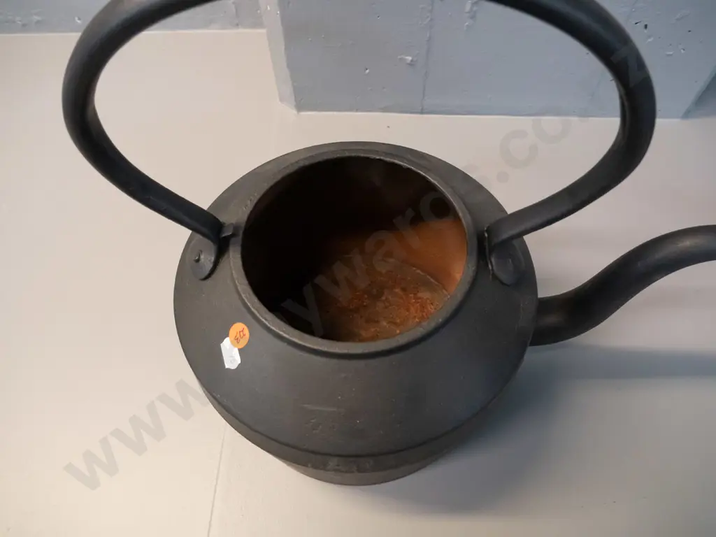 cast iron kettle, brass knob on lid - marked Kenrick No. 6 H-390 Image 1++