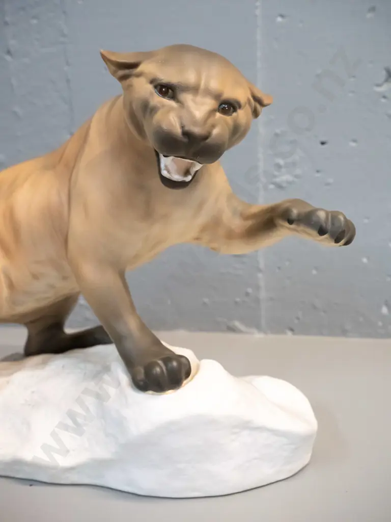 Beswick mountain lion / puma figure - marked No. 1072 H-220 L-320 Image 1++