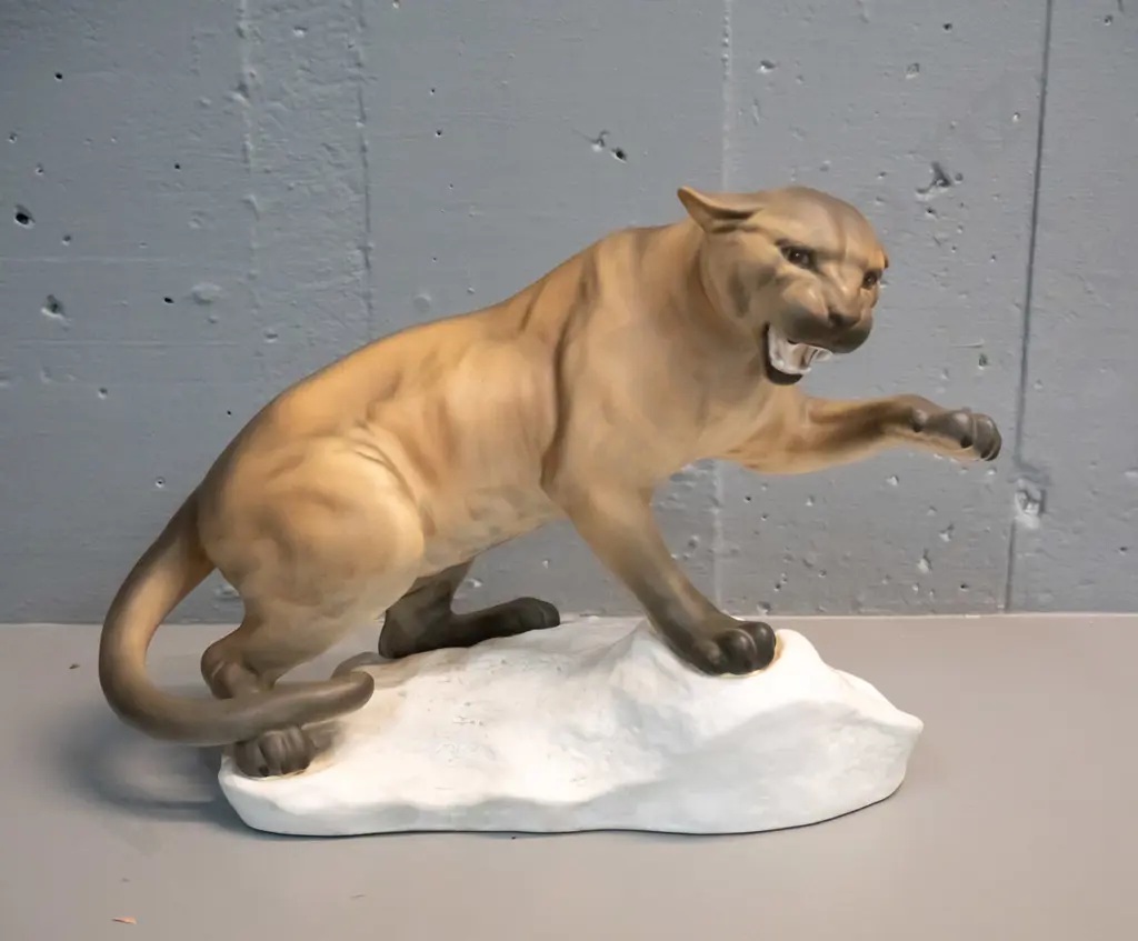 Beswick mountain lion / puma figure - marked No. 1072 H-220 L-320 Image 1++