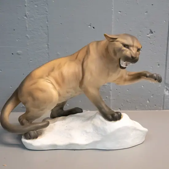 Beswick mountain lion / puma figure - marked No. 1072 H-220 L-320