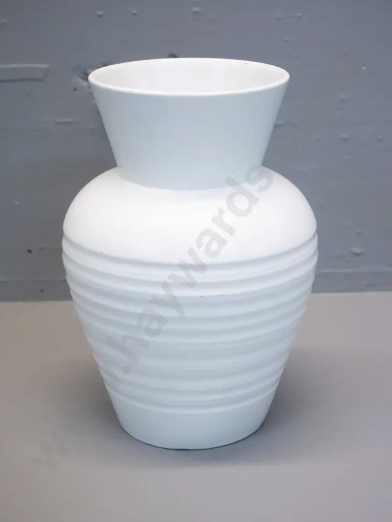 Crown Lynn white glaze vase - marked 2070. H-250 D-170 Image 1++