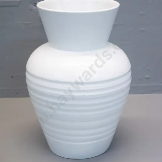 Crown Lynn white glaze vase - marked 2070. H-250 D-170