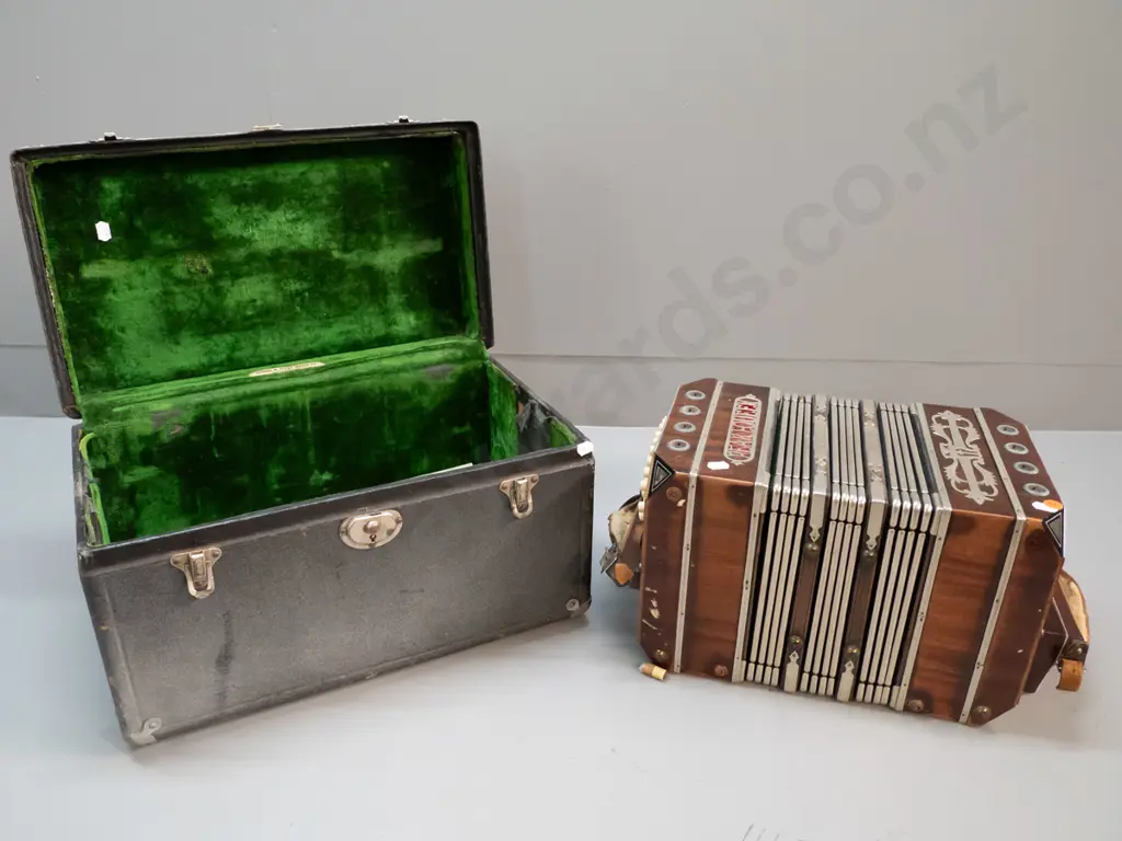 restorer's Pearl Queen button accordion - mother of pearl inlay on corners and buttons, L-390 handle to handle Image 1++