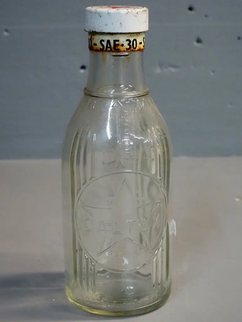 Caltex motor oil pint bottle with metal cap and SAE30 grade band H-230 Image 1++