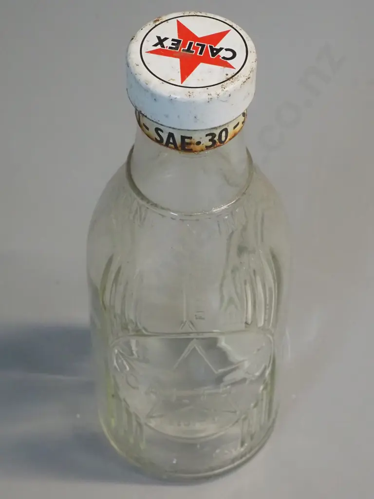 Caltex motor oil pint bottle with metal cap and SAE30 grade band H-230 Image 1++