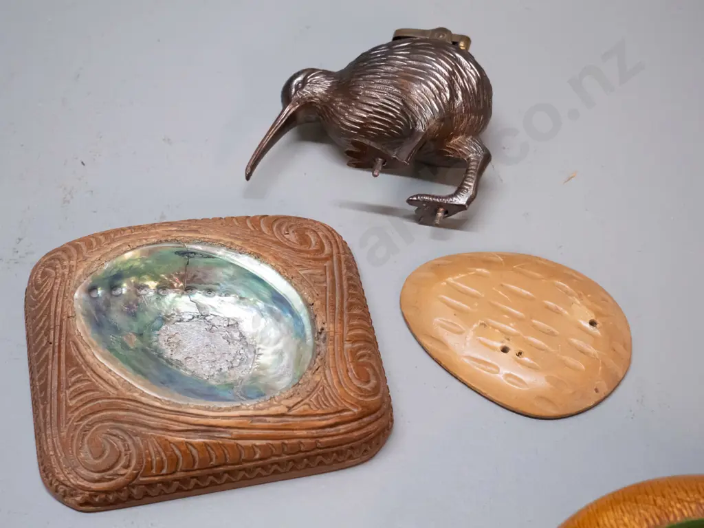 3 New Zealand souvenir items - kiwi lighter and wooden base, pauau ashtray and a Wanganui River round lidded Image 1++