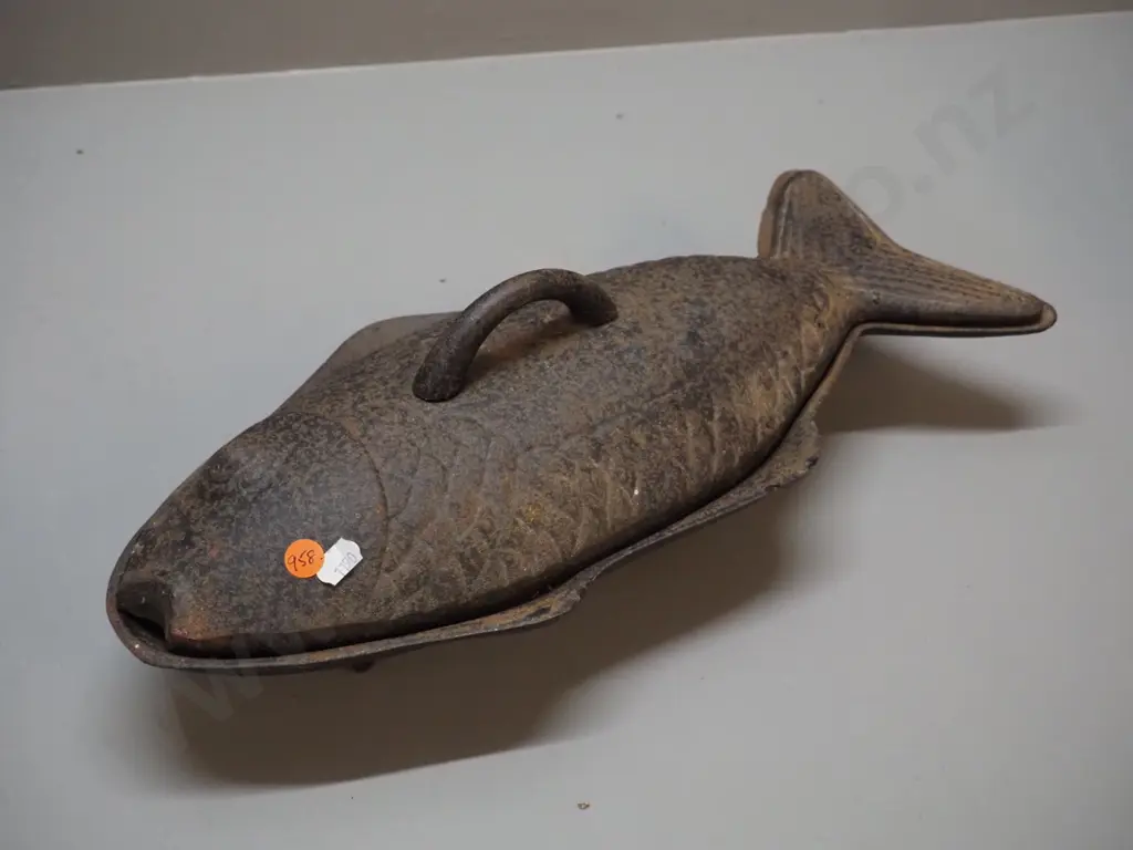 cast iron lidded fish-shaped baking dish with rack - some surface corrosion L-420 W-200 Image 1++