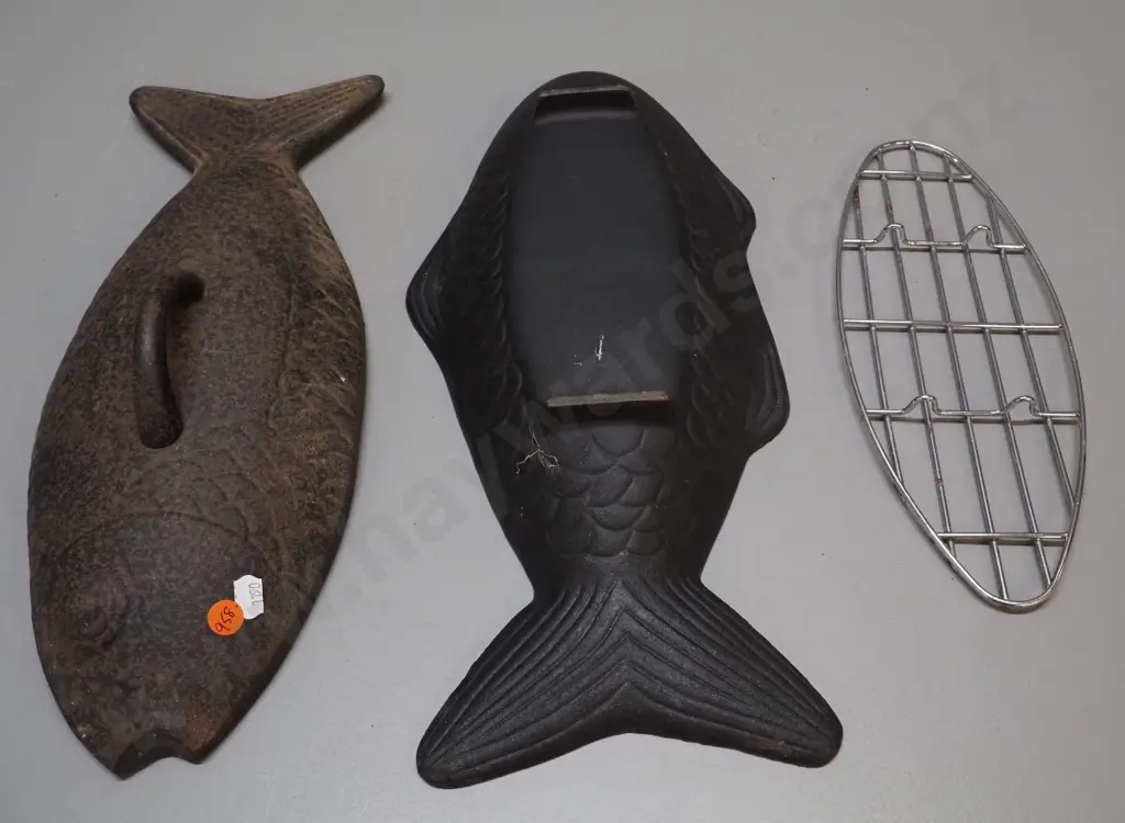cast iron lidded fish-shaped baking dish with rack - some surface corrosion L-420 W-200 Image 1++