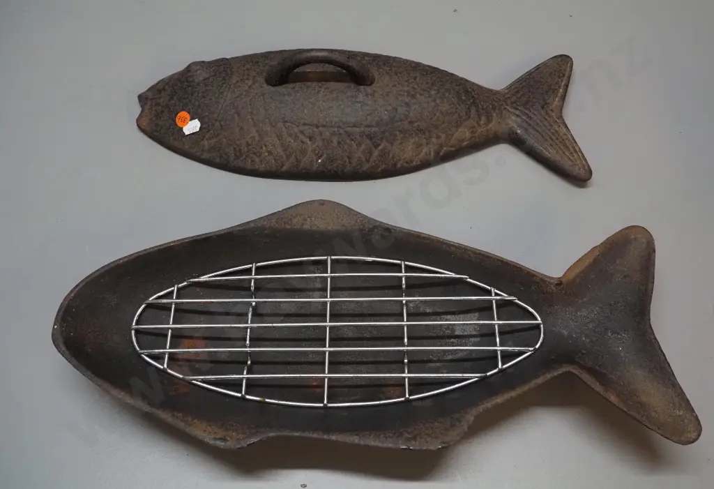 cast iron lidded fish-shaped baking dish with rack - some surface corrosion L-420 W-200 Image 1++