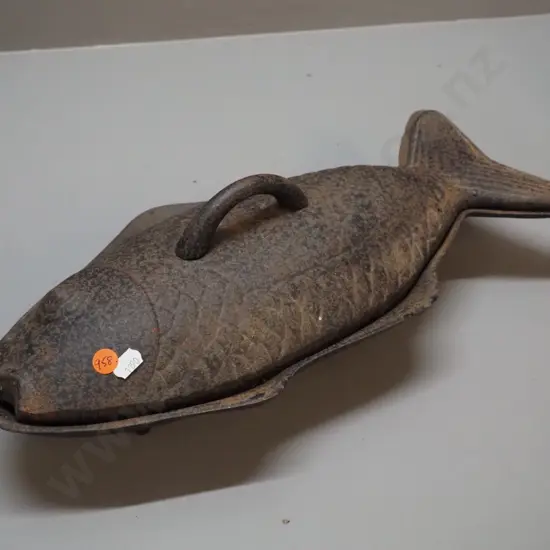 cast iron lidded fish-shaped baking dish with rack - some surface corrosion L-420 W-200