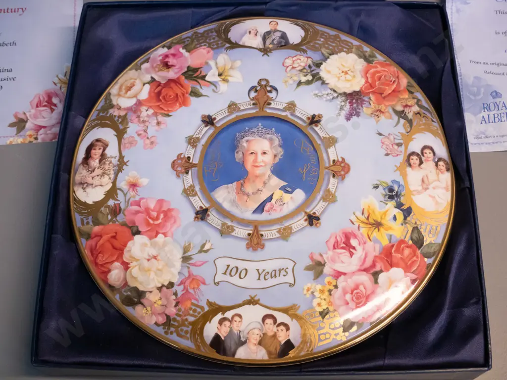 Royal Albert / Bradford commemorative plate - Queen Mother's 100th Birthday - Ltd ed. of 4999. Diameter 275 Image 1++