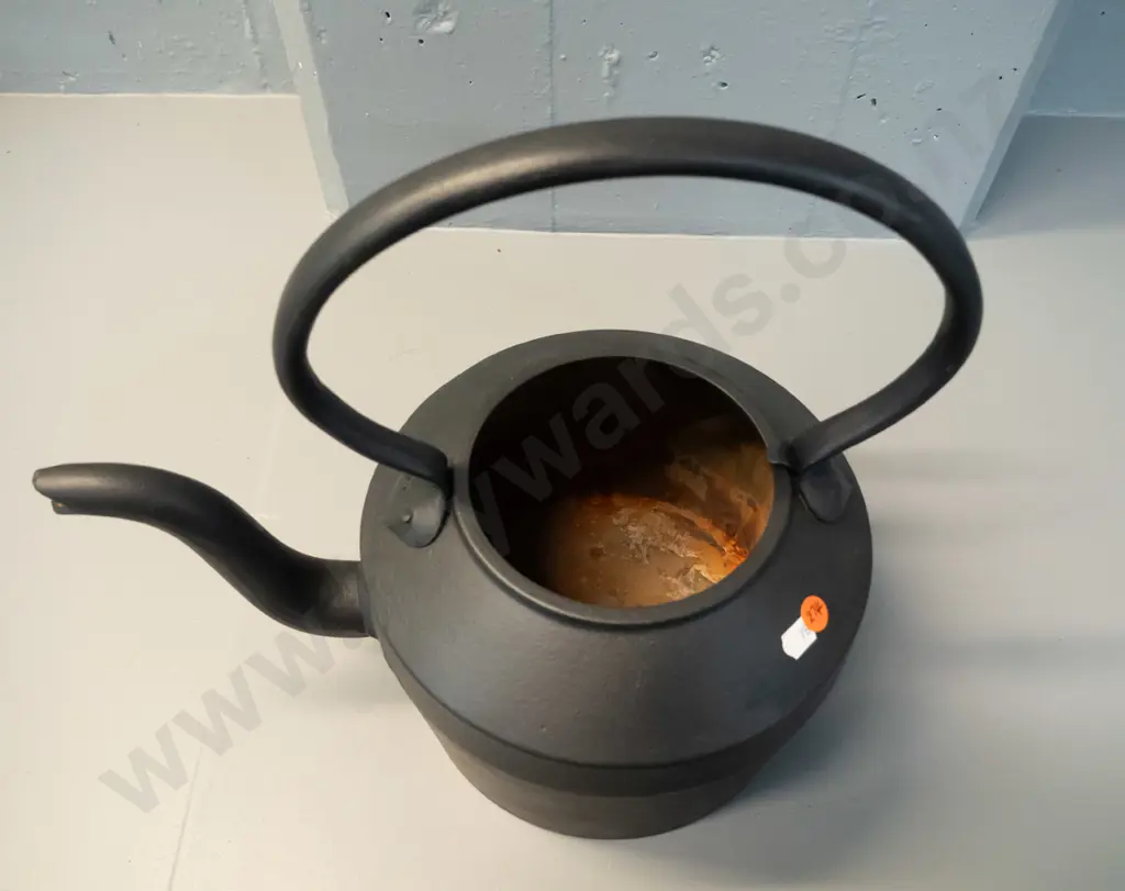 cast iron kettle, brass knob on lid - marked Kenrick No. 5 10 Pint  H-360 Image 1++