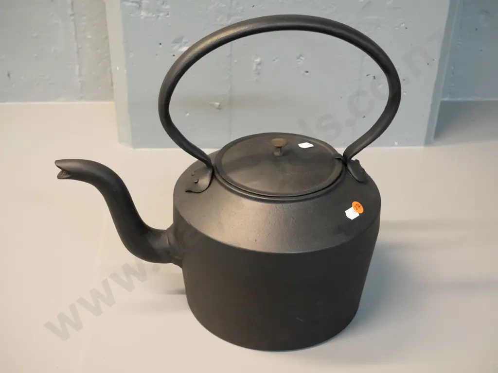 cast iron kettle, brass knob on lid - marked Kenrick No. 5 10 Pint  H-360 Image 1++