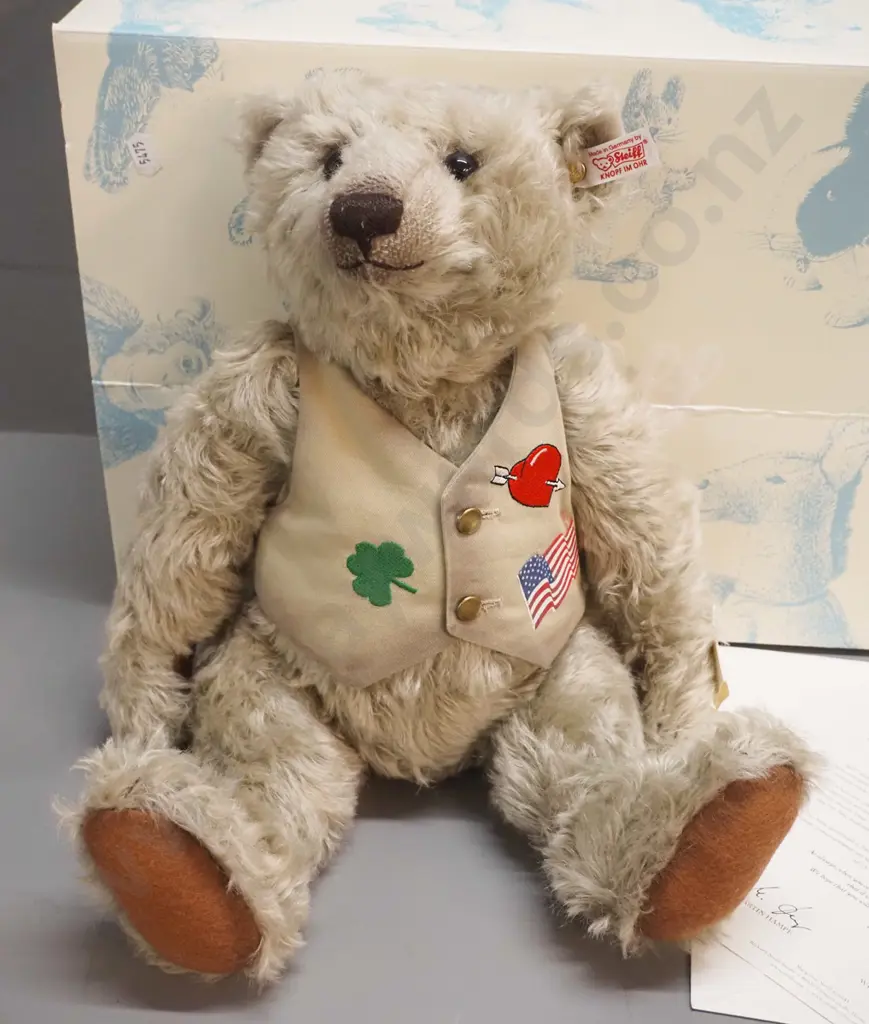 Steiff teddy bear in original box with certificate - "Teddy Poverman" limited edition of 1500. H-300 sitting Image 1++
