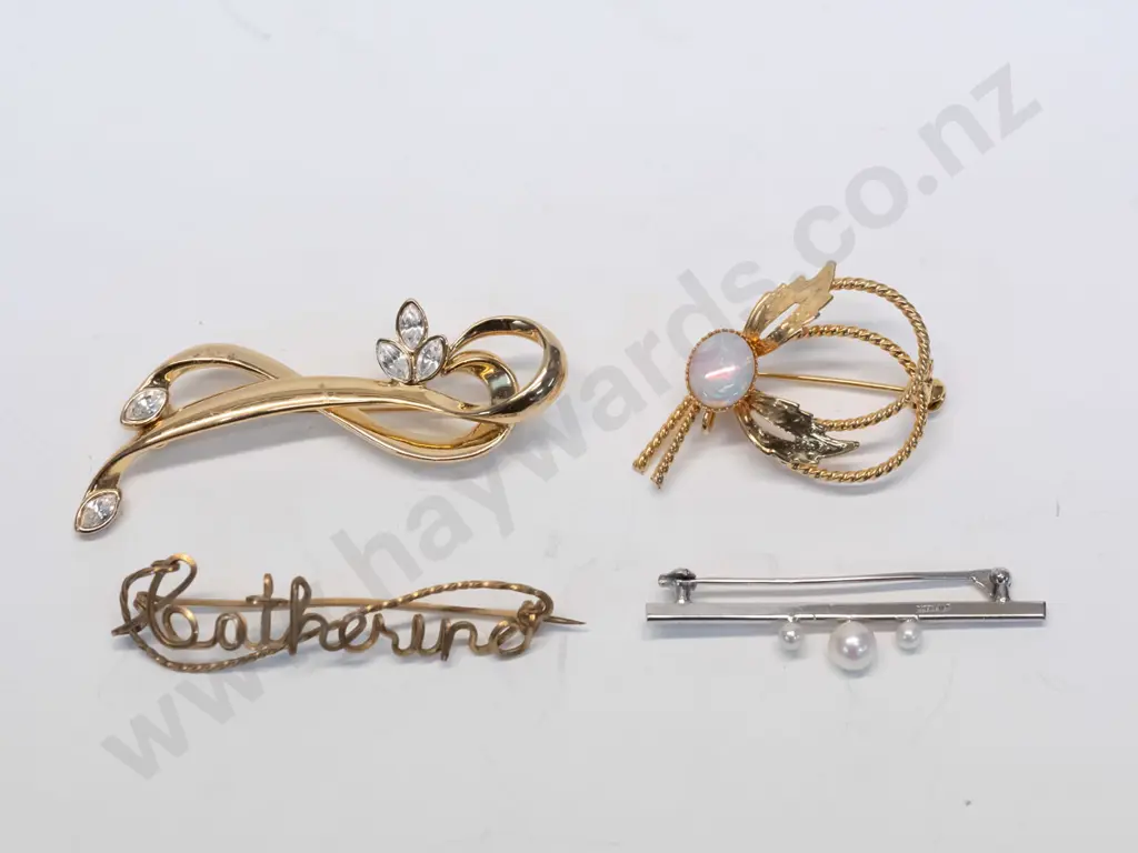 4 asstd costume brooches Image 1++