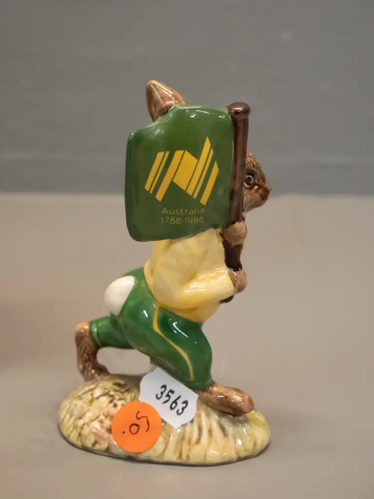 Royal Doulton Bunnykins 1988 Australian Bicentennial figurine with original box H-110 Image 1++