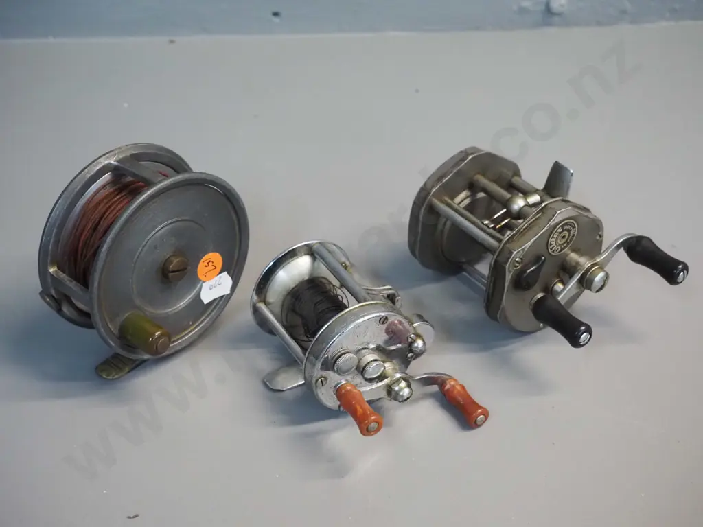 3 fishing reels - JW Young England "Gildex", Pflueger Akron USA, and aluminium marked ALN British Made D-85 Image 1++