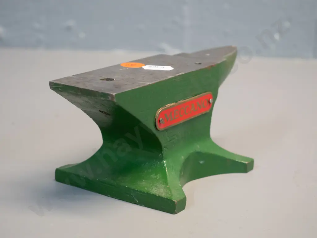 small anvil with Meccano plaque H-70 L-165 W-85 Image 1++