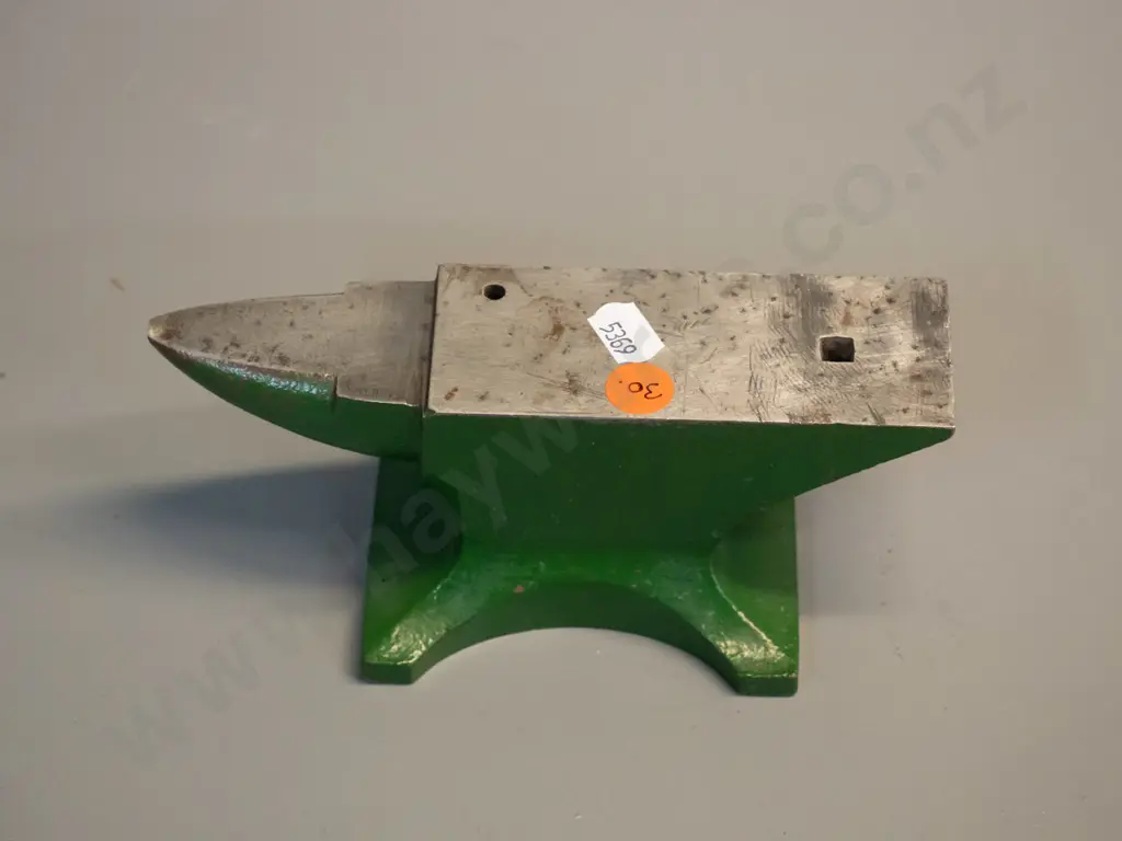 small anvil with Meccano plaque H-70 L-165 W-85 Image 1++