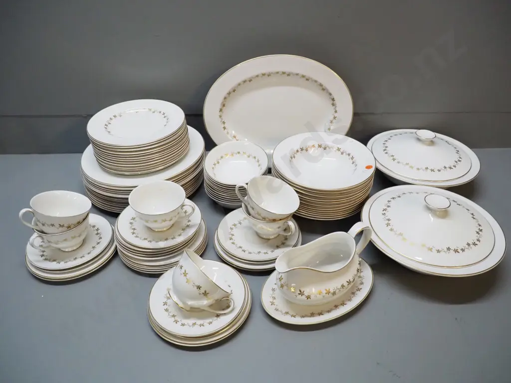 Royal Doulton "Citadel" pattern dinner set - incl. 2 covered veges, gravy boat, small platter, varying Image 1++