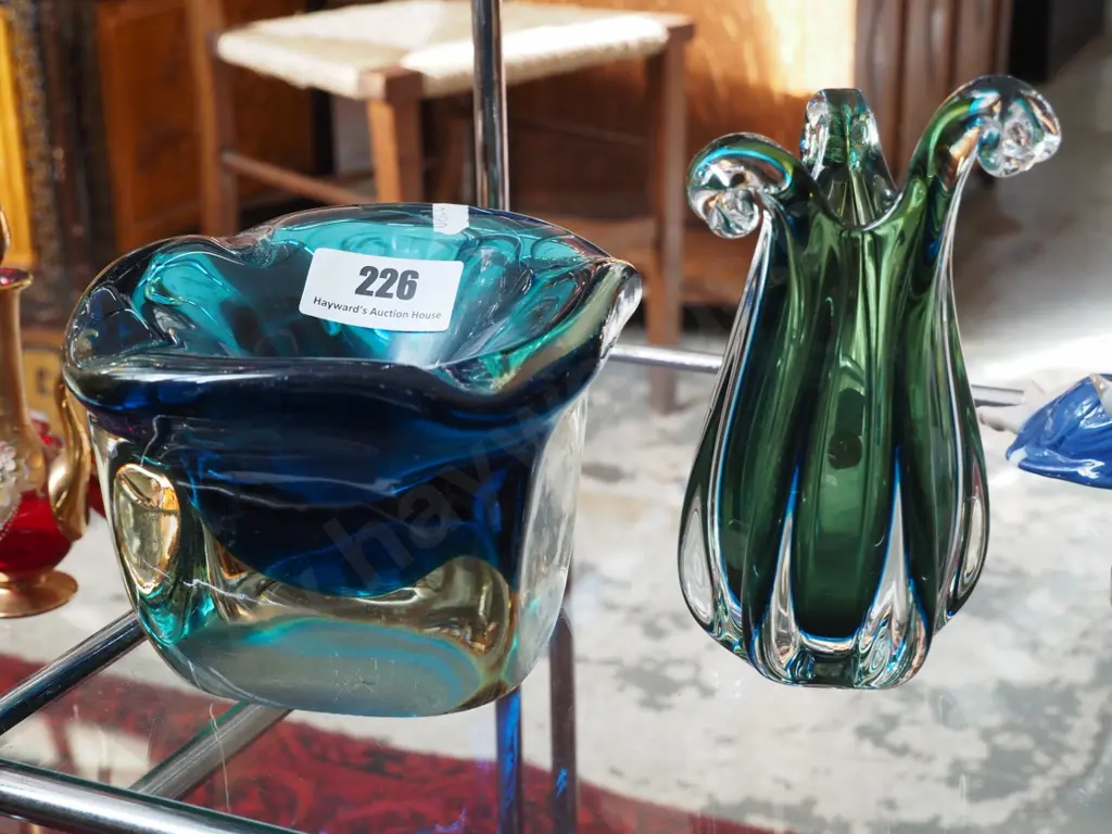 2 pieces of art glass - green and clear vase H-180 and a heavy teal ashtray with some scratches Image 1++