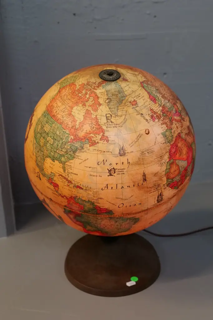 illuminated world globe on wooden base - Scanglobe Denmark 1984. H-420 Diameter 300 Image 1++