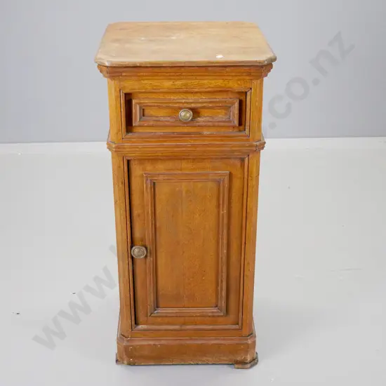 antique oak bedside cabinet with door, drawer - splitting to top, loose piece of timber foot, polish needs work H-820
