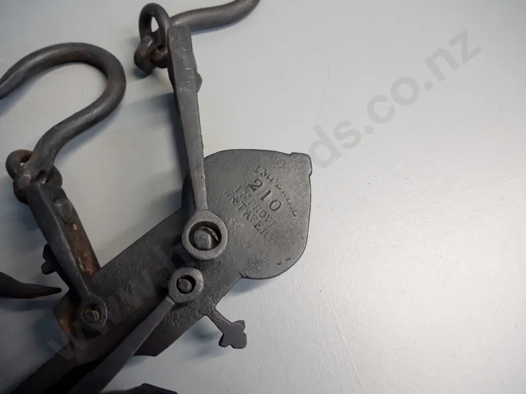 vintage cast iron hanging balance farm scales with hooks and weight L-620 - marked 210 Imperial W&T Avery Image 1++