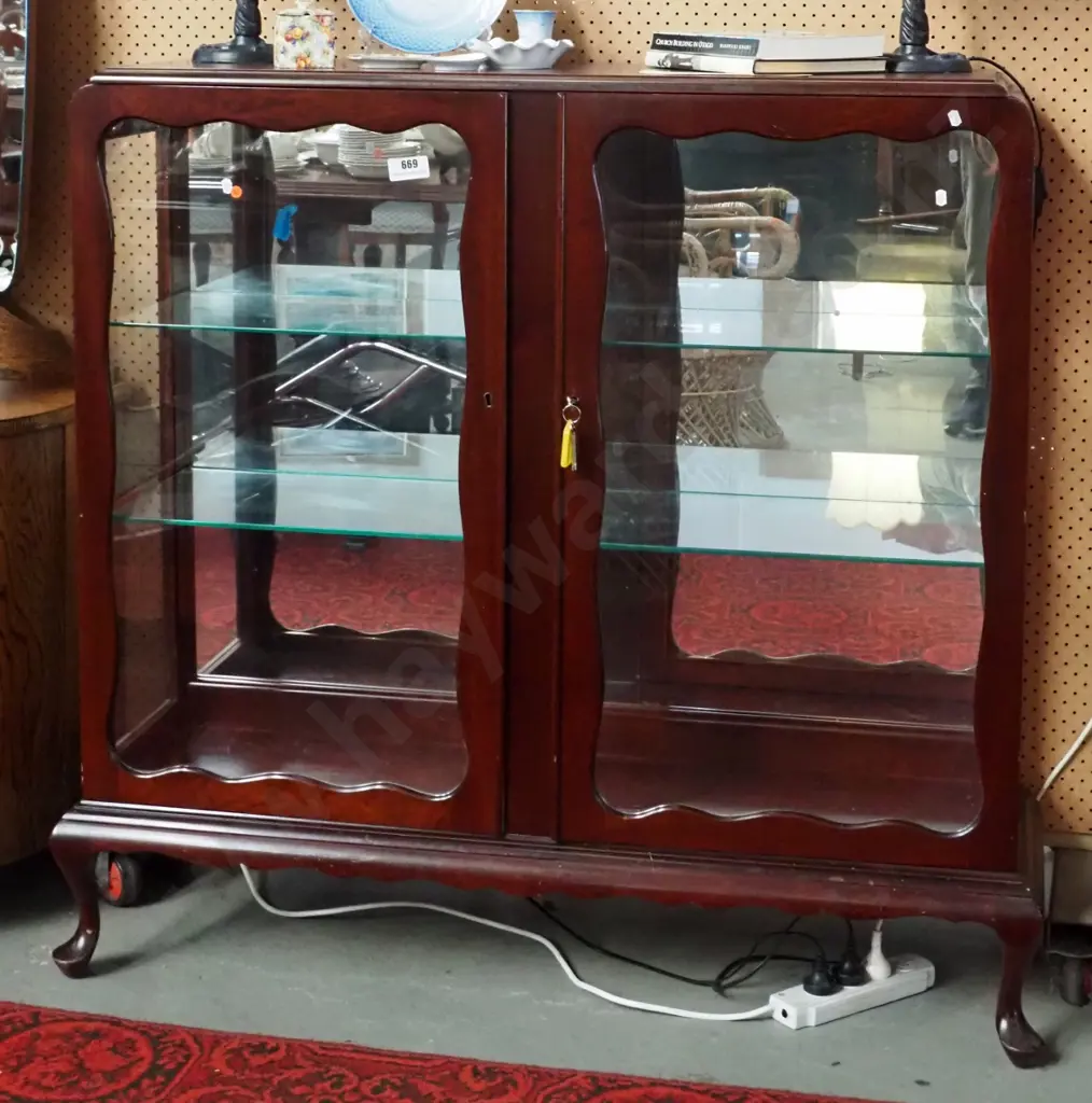 reproduction mahogany 2-door china cabinet with 2 adjustable glass shelves, lock & key H-1145 W-1140 D-350 Image 1++