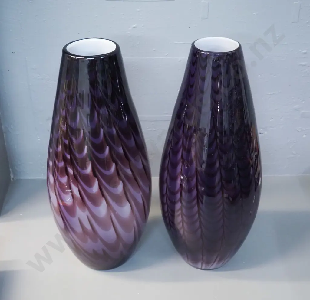 2 large white-lined purple swagged-pattern vases H-450 D-280 Image 1++