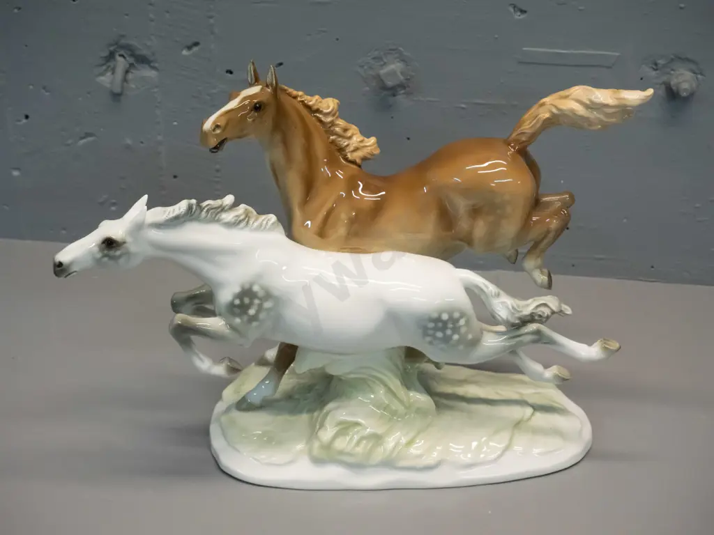 large Hutschenreuther porcelain figure of two running horses H-290 L-400 Image 1++