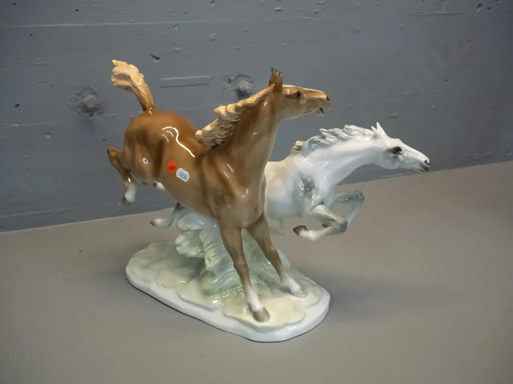 large Hutschenreuther porcelain figure of two running horses H-290 L-400 Image 1++