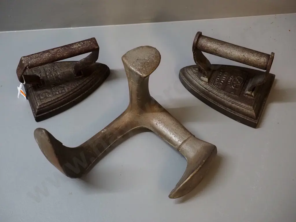 cast iron items - 2 sad irons - one marked Calvin Foundry H110 L160, other Silvesters - and a shoe last Image 1++