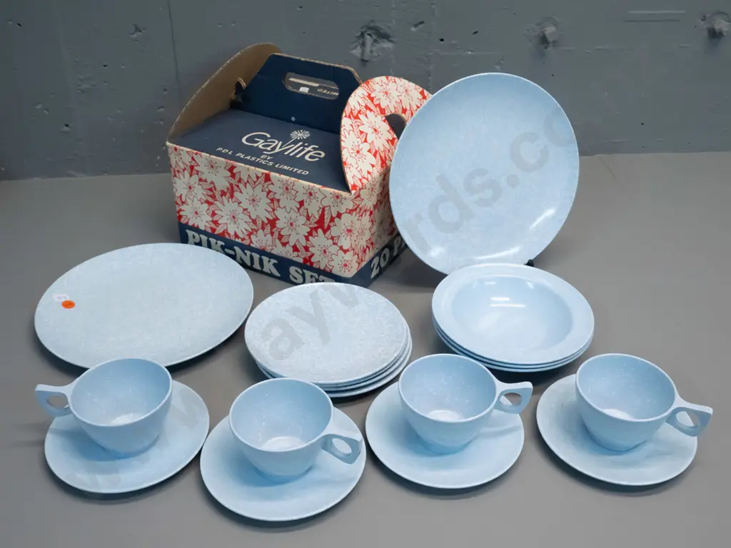 retro 'Gaylife' / PDL New Zealand part picnic set with original box - mottled blue, only 2 large plates, 3 bowls Image 1++