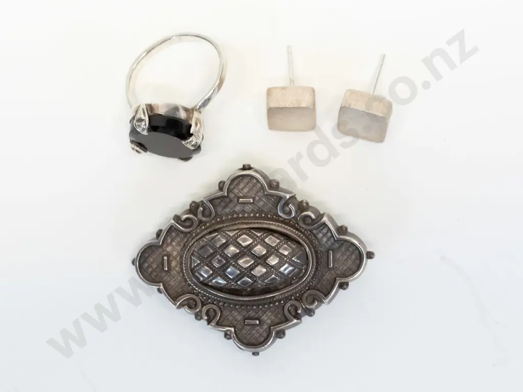 silver ring {stg], silver brooch [stamped I, anchor & lion] & a pair silver stud earrings {925] Image 1++