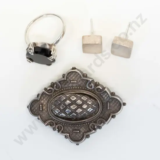 silver ring {stg], silver brooch [stamped I, anchor & lion] & a pair silver stud earrings {925]