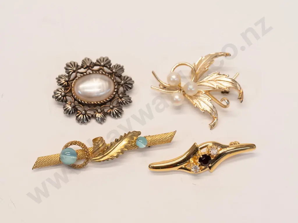 4 costume brooches Image 1++