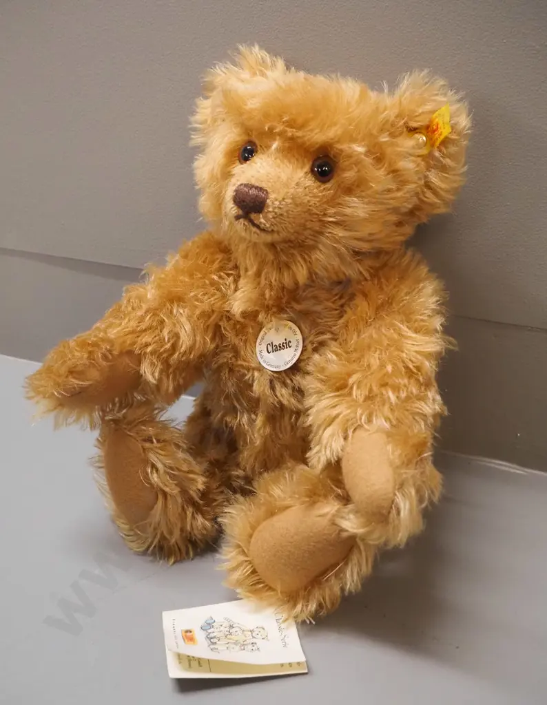 Steiff teddy bear - Steiff Club Classic series, with growler. H-290 sitting Image 1++