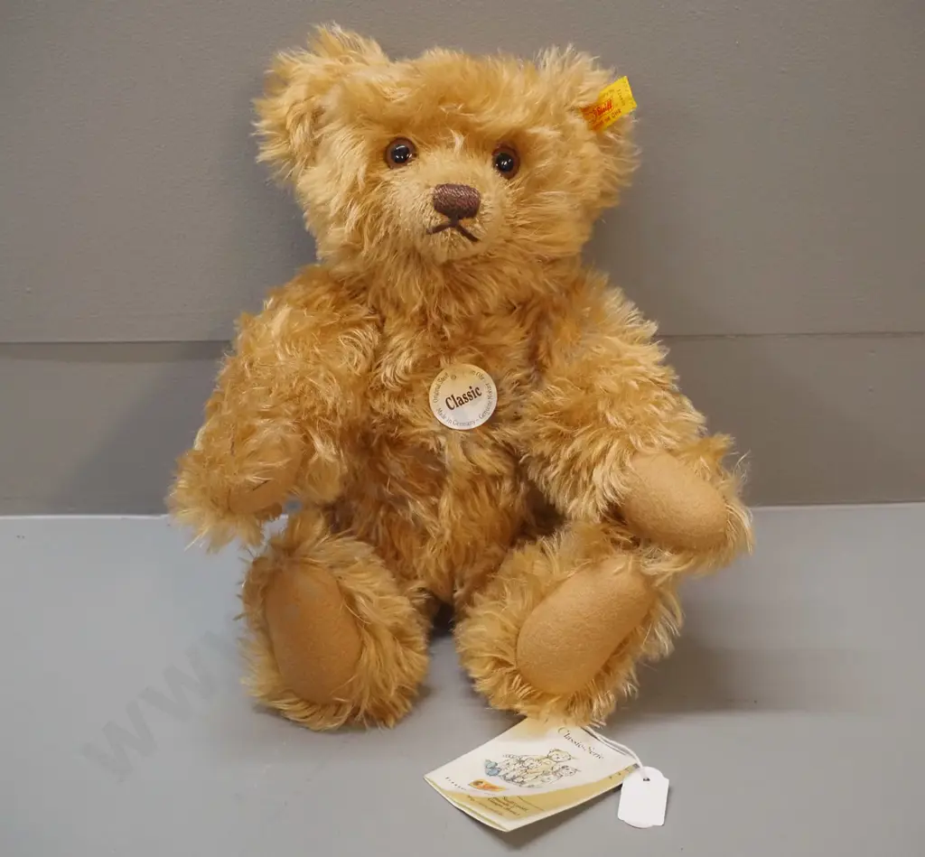 Steiff teddy bear - Steiff Club Classic series, with growler. H-290 sitting Image 1++