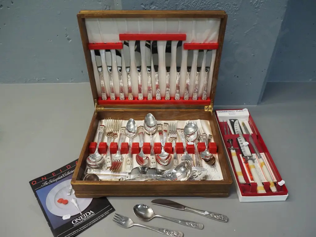 oak canteen of Oneida "Hampden Court" plated cutlery with additional servers, a Community Plate boxed carving set, and a Image 1++