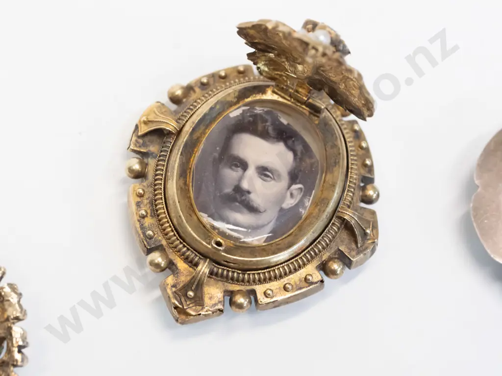 locket brooch & 3 costume brooches Image 1++