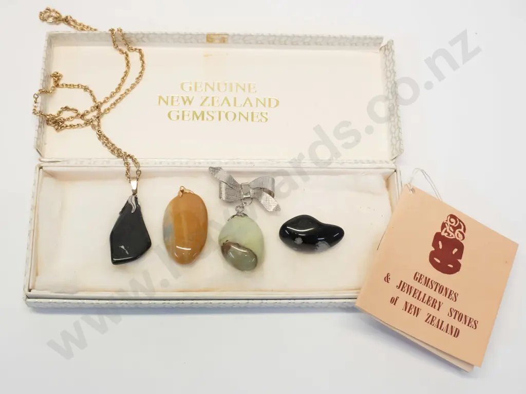 2 x gemstone pendants [1 without chain] & 2 gemstone brooches Image 1++