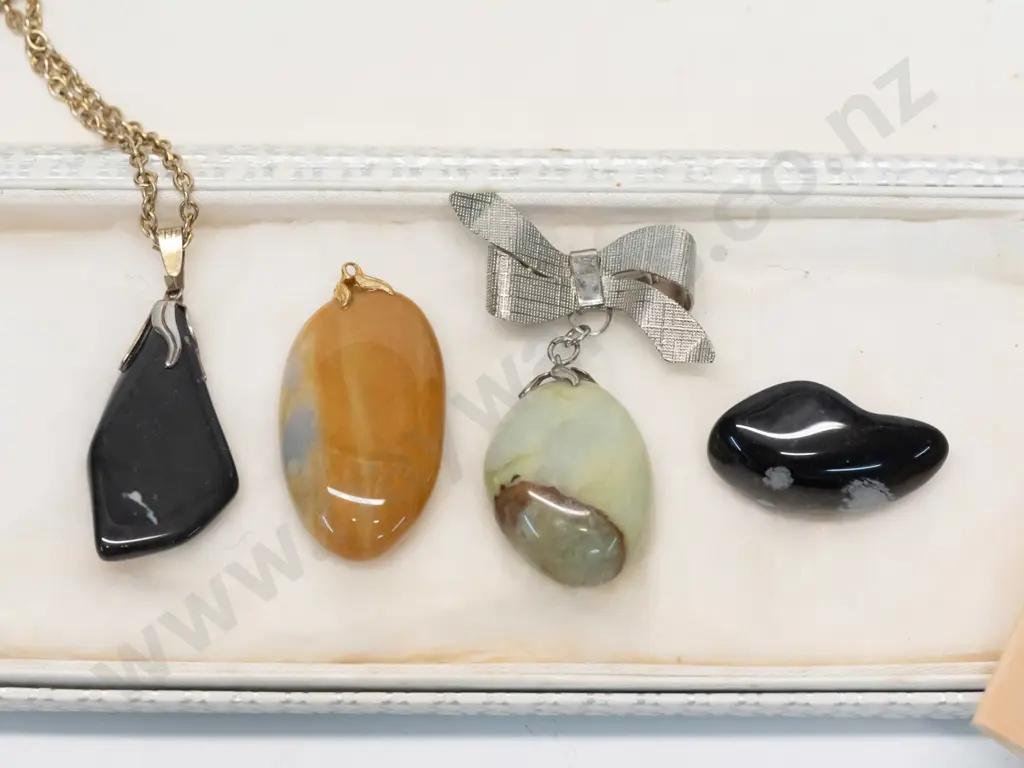 2 x gemstone pendants [1 without chain] & 2 gemstone brooches Image 1++