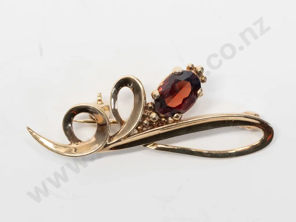 garnet brooch stamped 9ct Image 1++